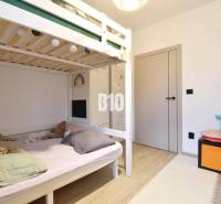 Veľkometrážny 3 izbový byt s garážou - Detská izba v 3-izbovom byte s poschodovou posteľou a hračkami.