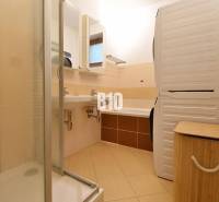 Veľkometrážny 3 izbový byt s garážou - Kúpeľňa v 3-izbovom byte s práčkou, sprchovým kútom a vaňou.