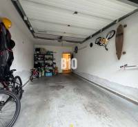 Veľkometrážny 3 izbový byt s garážou - Garáž v 3-izbovom byte s bicyklami a poličkami na uloženie.