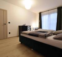 Veľkometrážny 3 izbový byt s garážou - Spálňa s dvojlôžkom a podlahou s dreveným dekorom v 3-izbovom byte.