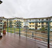 Veľkometrážny 3 izbový byt s garážou - Pohľad z 3-izbového bytu v Žiline na vnútorný dvor s terasou a zábradlím.