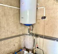 Rekreačná chata – Banská Štiavnica, časť Štefultov - Kotol na stene a čerpadlo v rohu v rodinnom dome.