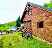 Rekreačná chata – Banská Štiavnica, časť Štefultov - Drevený rodinný dom v Štefultove obklopený lesmi, so záhradným altánkom.