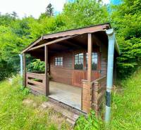Rekreačná chata – Banská Štiavnica, časť Štefultov - Drevená chata v lese pri Banskej Štiavnici, ideálna na relaxáciu v prírode.