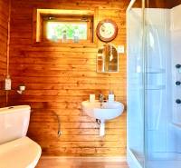 Rekreačná chata – Banská Štiavnica, časť Štefultov - Kúpeľňa s dreveným obkladom, sprchou a umývadlom v chate.