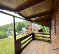 Rekreačná chata – Banská Štiavnica, časť Štefultov - Drevená veranda rodinného domu v Štefultove s výhľadom na lesnaté okolie.