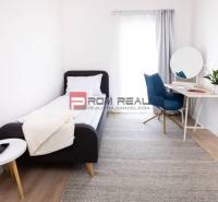 Na predaj 3 izbový dvojpodlažný byt Ivanka pri Dunaji - Jednoduchá izba v 3-izbovom byte s písacím stolom, stoličkou a posteľou.