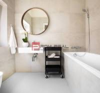 Na predaj 3 izbový dvojpodlažný byt Ivanka pri Dunaji - Kúpeľňa s vaňou v 3-izbovom byte, svetlé obklady, zrkadlo a okno.