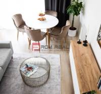 Na predaj 3 izbový dvojpodlažný byt Ivanka pri Dunaji - Jedáleň v 3-izbovom byte s podlahou s dreveným dekorom a okrúhlym stolom.
