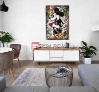 Na predaj 3 izbový dvojpodlažný byt Ivanka pri Dunaji - Obývací priestor 3-izbového bytu s dekoratívnym umením a podlahou s dreveným dekorom.