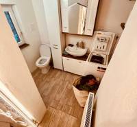 4 izbová celoročná chata v Kučišdorfskej doline na predaj - Kúpeľňa so zrkadlom, práčkou a podlahou s dreveným dekorom v chate.