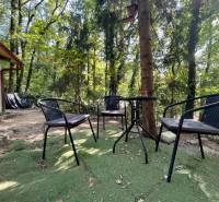 4 izbová celoročná chata v Kučišdorfskej doline na predaj - Chata v Kučišdorskej doline, Pezinok, s vonkajším sedením obklopená lesmi.