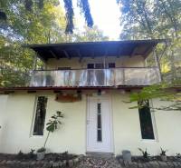 4 izbová celoročná chata v Kučišdorfskej doline na predaj - Chata v Kučišdorskej doline v Pezinku, obklopená lesom s priestrannou terasou.