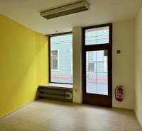 PRENÁJOM obchodný priestor/kancelária v priamom centre - KOMÁRNO - Obchodné priestory s dlažbou a radiátormi, vhodné pre podnikanie.