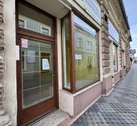 PRENÁJOM obchodný priestor/kancelária v priamom centre - KOMÁRNO - Exteriér obchodných priestorov na Župnej ulici v Komárne s presklenými dverami.