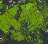 Studienka – Podiely na poľnohospodárskej pôde a lúkach v komasácii - Letecký pohľad na poľnohospodárske a lesné pozemky v okolí Studienky, s výraznými zelenými parcelami.