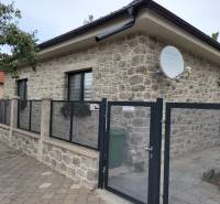 MH283 – Na predaj krásny rodinný dom vo vidieckom štýle - Rodinný dom v Okoličnej na Ostrove má kamennú fasádu a satelitnú anténu.