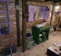 MH283 – Na predaj krásny rodinný dom vo vidieckom štýle - Tehlová stena a dekorácie s levanduľou v interiéri rodinného domu s podlahou.