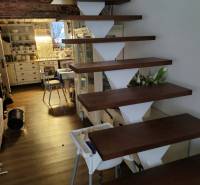 MH283 – Na predaj krásny rodinný dom vo vidieckom štýle - Interiér rodinného domu s plávajúcimi schodmi, kuchyňou a podlahou s dreveným dekorom.