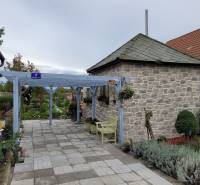 MH283 – Na predaj krásny rodinný dom vo vidieckom štýle - Rodinný dom v Okoličnej na Ostrove s kamennou prístavbou a záhradnými lavičkami.