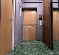 Prenájom, dvojizbový byt Dunajská Streda - Interiér 2-izbového bytu s dlažbou zelenej farby a zrkadlovou skriňou.