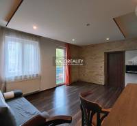 Prenájom, dvojizbový byt Dunajská Streda - Obývačka v 2-izbovom byte s podlahou s dreveným dekorom a francúzskym oknom.