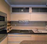 Prenájom, dvojizbový byt Dunajská Streda - Kuchyňa v 2-izbovom byte s drevenými skriňami a zabudovanými spotrebičmi.