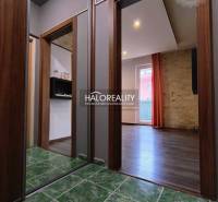 Prenájom, dvojizbový byt Dunajská Streda - V 2-izbovom byte je vidieť chodbu so zelenou keramickou podlahou.