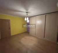 Predaj, dvojizbový byt Levoča, Rozvoj - Izba v 2-izbovom byte s podlahou s dreveným dekorom a vstavanou skriňou.