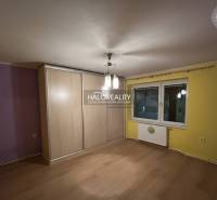 Predaj, dvojizbový byt Levoča, Rozvoj - Dvojfarebná stena, podlaha s dreveným dekorom, vstavaná skriňa v 2-izbovom byte.