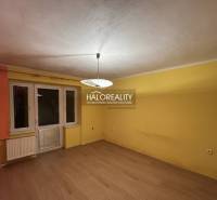 Predaj, dvojizbový byt Levoča, Rozvoj - Pestrofarebná izba s podlahou s dreveným dekorom v 2-izbovom byte.