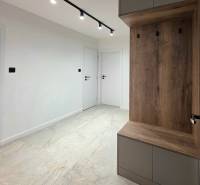 REZERVOVANÝ - Moderný 3-izbový byt po rekonštrukcii na Terase, Košice - Chodba v 3-izbovom byte s bielymi stenami, keramickou podlahou a nástennými skrinkami.