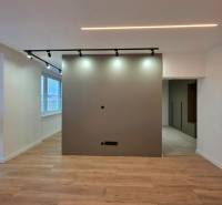 REZERVOVANÝ - Moderný 3-izbový byt po rekonštrukcii na Terase, Košice - 3-izbový byt s osvetlením, stenou a podlahou s dreveným dekorom.