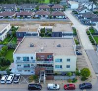 4i byt s terasou a parkovaním v tichej časti Rovinky | 89m2 - Pohľad zhora na radové 4-izbové byty na Agátovej ulici v Rovinke.