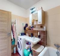 4i byt s terasou a parkovaním v tichej časti Rovinky | 89m2 - Kúpeľňa so sprchou, umývadlom, práčkou a úložným priestorom v 4-izbovom byte.