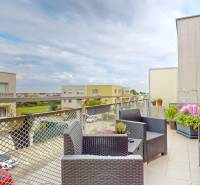 4i byt s terasou a parkovaním v tichej časti Rovinky | 89m2 - Balkón 4-izbového bytu na Agátovej ulici v Rovinke s výhľadom na okolitú zástavbu.