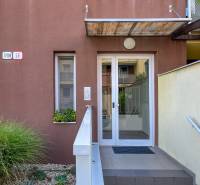 4i byt s terasou a parkovaním v tichej časti Rovinky | 89m2 - Vchod do budovy na Agátovej ulici v Rovinke, s číslom 1708/17 a zeleňou.