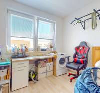 4i byt s terasou a parkovaním v tichej časti Rovinky | 89m2 - Pracovná izba v 4-izbovom byte s kancelárskou stoličkou a podlahou s dreveným dekorom.