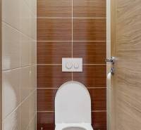 4i byt s terasou a parkovaním v tichej časti Rovinky | 89m2 - Toaleta s obkladom v 4-izbovom byte, s odkladacím priestorom a doplnkami.