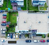 4i byt s terasou a parkovaním v tichej časti Rovinky | 89m2 - Pohľad zhora na parkovacie miesta pri 4-izbových bytoch na Agátovej ulici v Rovinke.