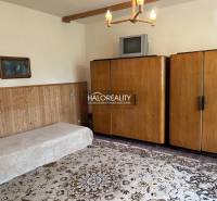 Predaj, rodinný dom Prievidza, 2 rodinné domy na 1 p... - Izba v rodinnom dome s pohovkou, drevenými skriňami a televízorom na koberci.