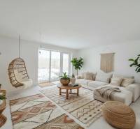 Postavíme dom aj pre Vás! Bývajte v novostavbe v Sokolovciach - Svetlá obývacia izba v rodinnom dome s pohodlnou sedačkou a dreveným dekorom.