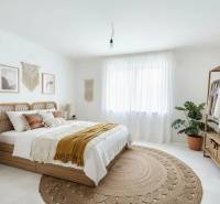 Postavíme dom aj pre Vás! Bývajte v novostavbe v Sokolovciach - Spálňa v rodinnom dome s posteľou, kresbami, rastlinou a prírodnými dekoráciami.