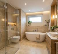 Postavíme dom aj pre Vás! Bývajte v novostavbe v Sokolovciach - Kúpeľňa v Rodinnom dome s vaňou, sprchovým kútom a podlahou s dreveným dekorom.