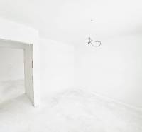 Postavíme dom aj pre Vás! Bývajte v novostavbe v Sokolovciach - Prázdna miestnosť v rodinnom dome s bielymi stenami a podlahou.