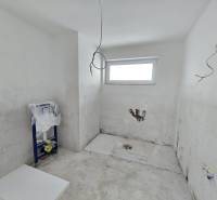 Postavíme dom aj pre Vás! Bývajte v novostavbe v Sokolovciach - Rozostavaná kúpeľňa v rodinnom dome s oknom a prípravou na sanitu.
