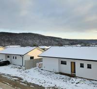 Postavíme dom aj pre Vás! Bývajte v novostavbe v Sokolovciach - Zasnežené strechy rodinných domov na ulici Pod Stráňou v Sokolovciach.