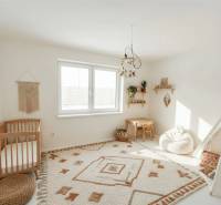 Postavíme dom aj pre Vás! Bývajte v novostavbe v Sokolovciach - Detská izba v rodinnom dome s drevenými prvkami a prírodnými dekoráciami.