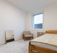 Slnečný 3-izbový byt, Kramáre - Izba v 3-izbovom byte s kreslom, posteľou a oknom.