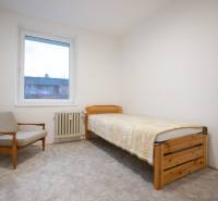 Slnečný 3-izbový byt, Kramáre - Jednoduchá izba v 3-izbovom byte s jednolôžkom a kreslom.